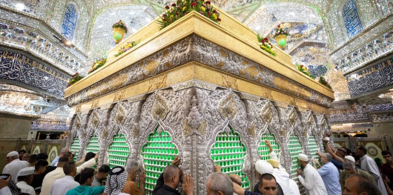 امام حسینؑ اور حضرت عباسؑ کے روضے پر رسول اکرمؐ اور امام جعفر صادقؑ کی ولادت کا جشن