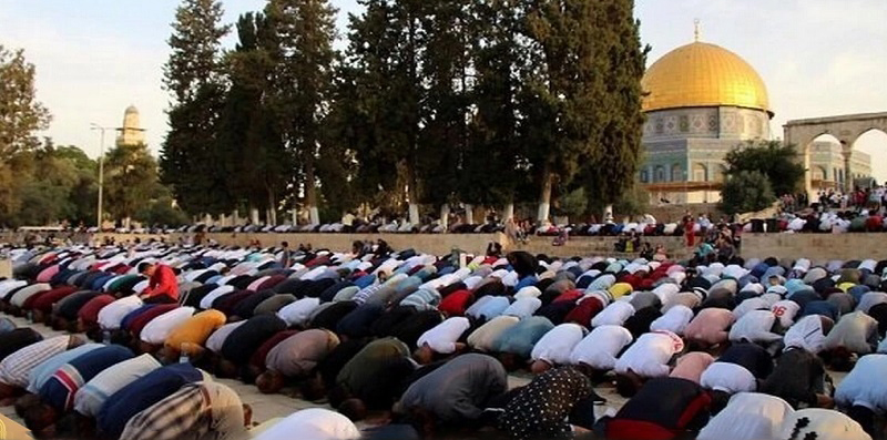 صیہونی پابندیوں کے باوجود اسی ہزار نمازیوں کی مسجد اقصیٰ میں حاضری