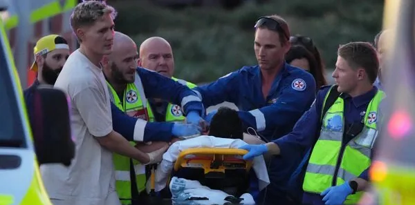 سڈنی فائرنگ میں مسلمان احمد الاحمد کی بہادری، حملہ آور کا مقابلہ کرکے متعدد جانوں کو بچایا