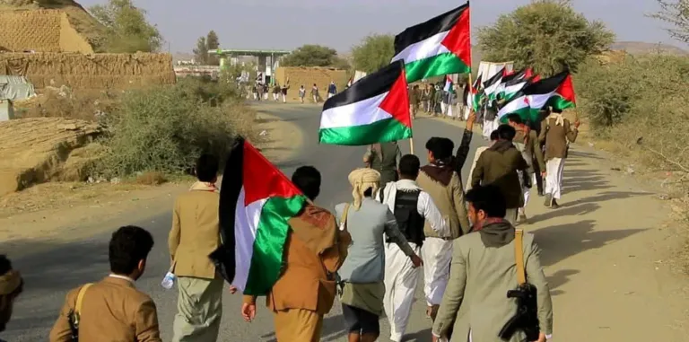 سعدہ یونیورسٹی کے سینکڑوں گریجویٹس کا متاثر کن مارچ: قلم ایک ہاتھ میں، رائفل دوسرے میں، یمن کی نئی نسل میدان جنگ کے لیے تیار