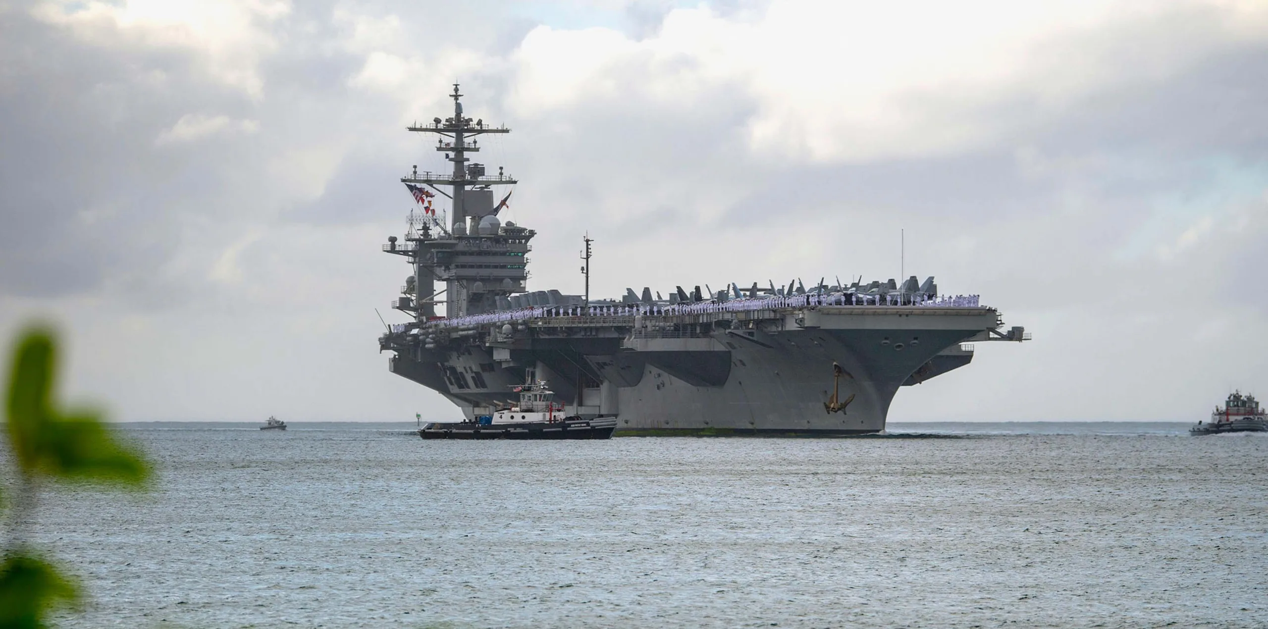 ایبراہام لنکن اب بھی ایران کے ہتھیاروں کی رینج میں آنے کے ڈر سے عمان کے پہاڑوں کے پیچھے چھپا ہوا ہے، رپورٹ