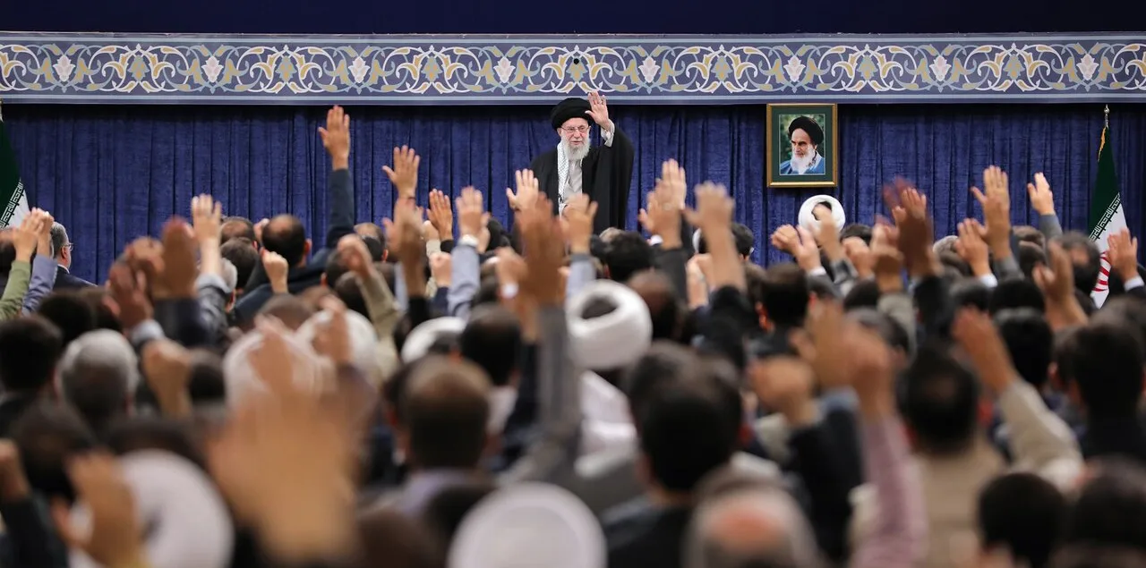 ندوستان کے 58 ممتاز علمائے کرام کا مشترکہ بیان: رہبر معظم آیت اللہ العظمیٰ سید علی حسینی خامنہ‌ای ہماری آن بان شان اور امید مستضعفین جہان ہیں