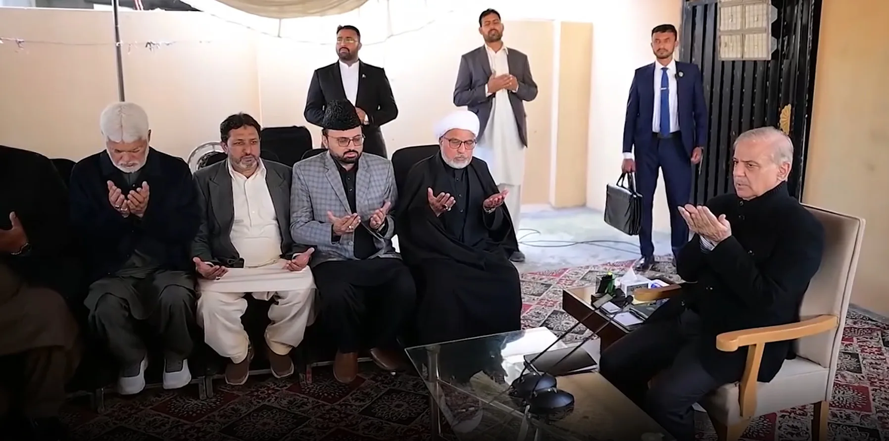 وزیراعظم کا ترلائی دورہ: شہدا کے لواحقین سے تعزیت، شہید عون عباس کے اہل خانہ کو ایک کروڑ روپے امداد کا اعلان