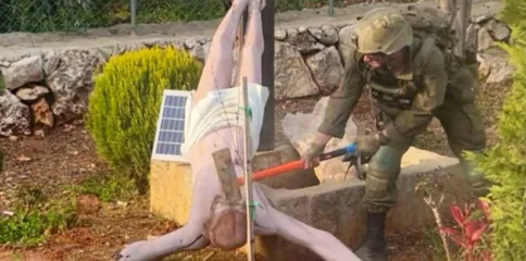 لبنان میں صیہونی درندگی: اسرائیلی سپاہی نے حضرت عیسیٰ (ع) کا مجسمہ توڑ دیا