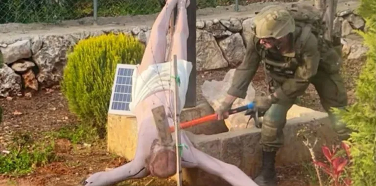 لبنان میں صیہونی درندگی: اسرائیلی سپاہی نے حضرت عیسیٰ (ع) کا مجسمہ توڑ دیا