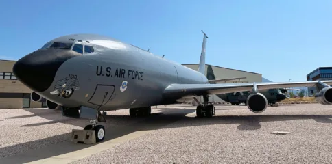 "ٹوٹا ہوا امریکی فخر”: ایرانی حملے کا شکار KC-135R ٹینکر مرمت کے لیے برطانیہ پہنچ گیا