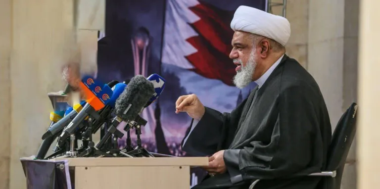 بحرینی عالم شیخ عبدالله الدقاق کا آل خلیفہ حکومت کو وارننگ: امریکہ کا پانچواں بحری بیڑا نکالو، ہم ایران کے ساتھ کھڑے ہیں