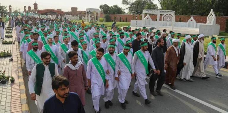جامعہ عروۃ الوثقیٰ کے طلبہ کا واہگہ بارڈر پر پاک فوج کو خراجِ تحسین، یومِ فتح پر پُروقار تقریب