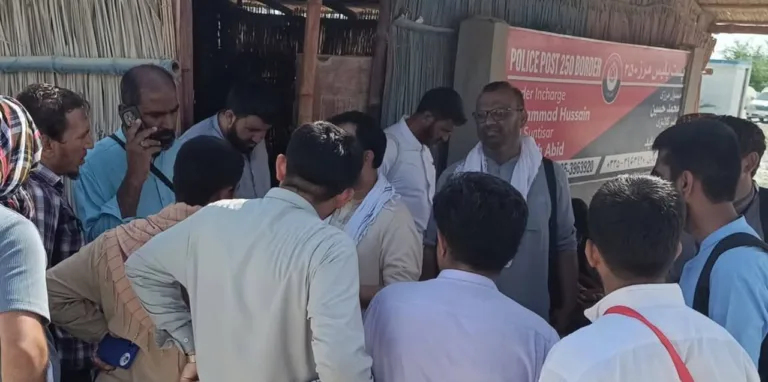 قم کے طلبہ و علماء کو ریمدان بارڈر پر شدید مشکلات، گرمی میں طویل انتظار ناقابل برداشت