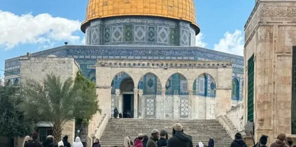 غاصب صیہونی آبادکاروں کا مسجد الاقصیٰ پر دھاوا، تلمودی رسومات کی ادائیگی اور رقص