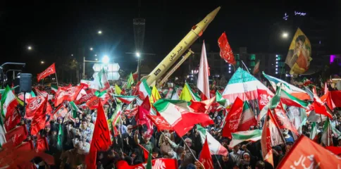 دو سو راتوں کی مسلسل مزاحمت: سڑکوں پر خوف کو یکجہتی میں بدلنے والے ایرانی عوام کی داستان