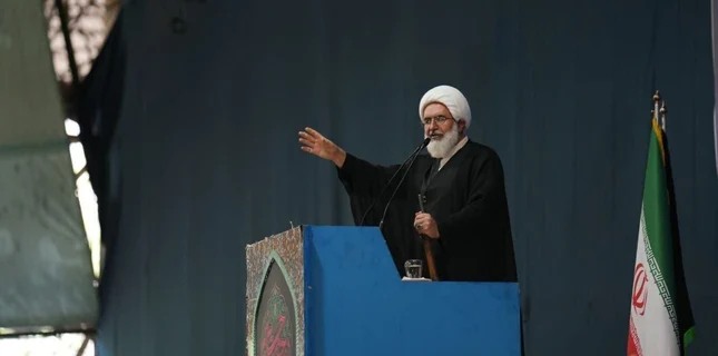 تہران کے امام جمعہ حجت الاسلام محمد جواد حاج علی اکبری خطبہ جمعہ دیتے ہوئے