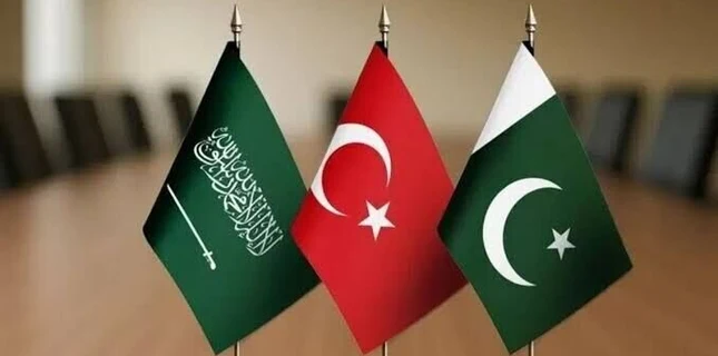 سعودی عرب، ترکیہ اور پاکستان کے پرچم (فائل فوٹو)