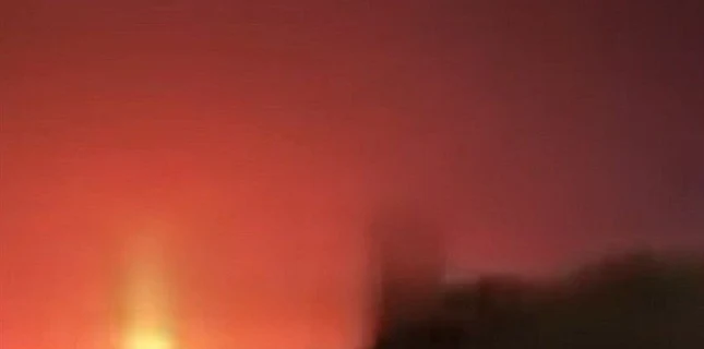 مشرقی سعودی عرب میں رات کے وقت دھماکے کے بعد آگ