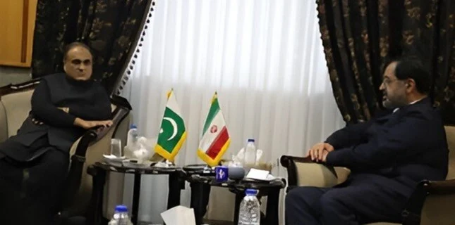 ایران میں پاکستانی سفیر عمران احمد صدیقی کی قم کے گورنر اکبر بہنام جو سے ملاقات