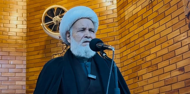 علامہ شیخ حسن سروری مرکزی امامیہ جامع مسجد سکردو میں خطبہ جمعہ دیتے ہوئے