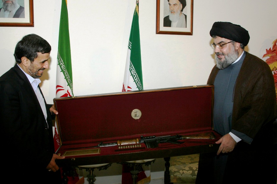 Syed Nasrallah Offers Ahmadinejad Israeli Rifle from 2006 War