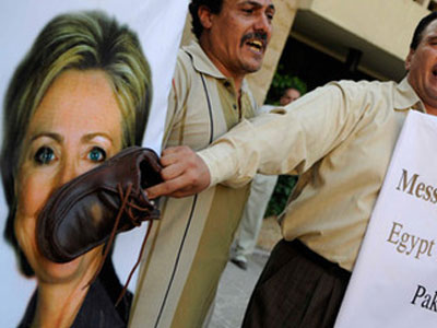 Egyptians pelt Clinton motorcade with tomatoes, bottles