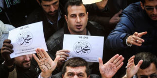 10941216_825876467475544_35