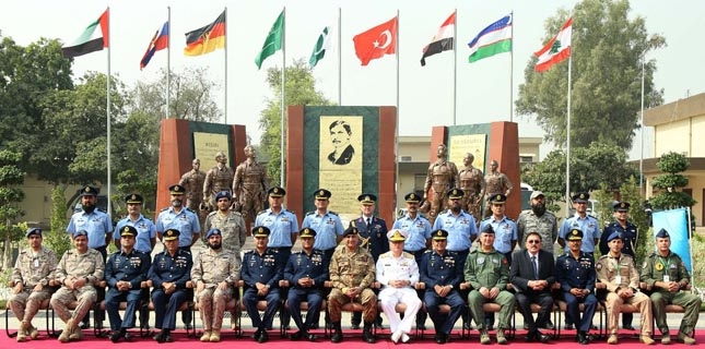 Army chief lauds role of Pakistan Air Force in fight against terrorism