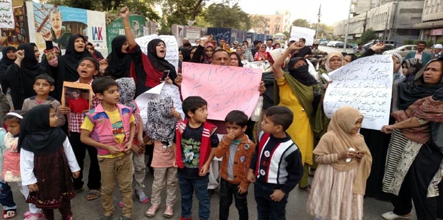 Heirs of missing Shia pilgrims stage demonstration at Karachi Press Club
