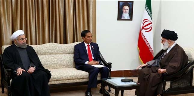 Muslim countries need to strengthen each other: Ayatollah Khamenei