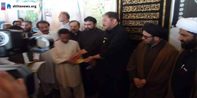 Quetta: Member Assembly Agha Raza distributed government’s aid cheques to families of Chalgari martyrs