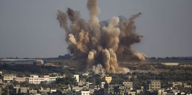 Thousands flee as Israel launches fresh air strikes in Gaza