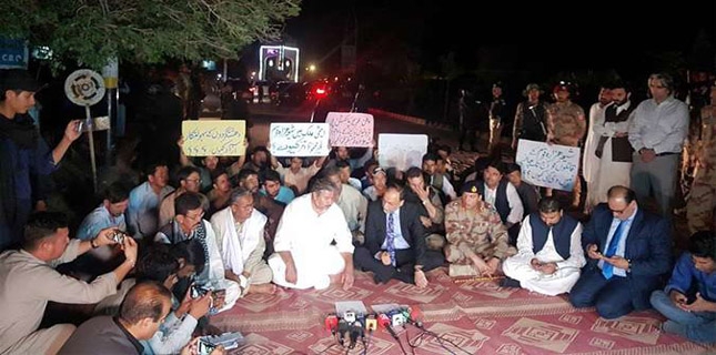 Interior Minister met Shia protesters but failed to end Quetta sit-in
