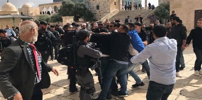 Dozens of Israeli settlers raid Aqsa Mosque