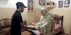 Afkar-e-Shohda Pakistan presents gifts to mothers of martyrs on Youm-e-Madar