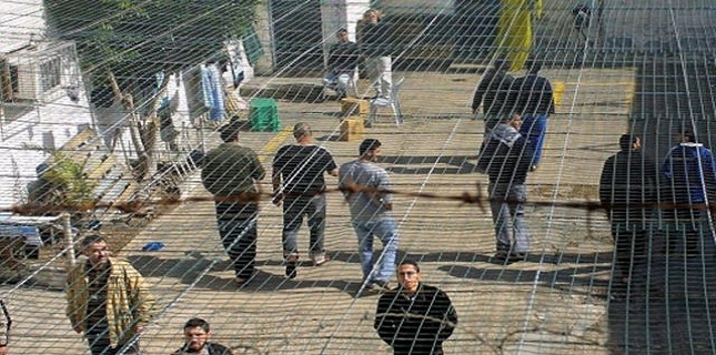 Palestinian prisoners go on hunger strike in Israeli jails