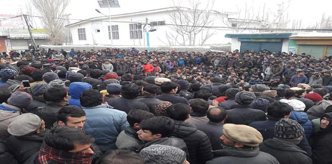 Continuous protest against detention of Shaikh Johari despite heavy snowfall
