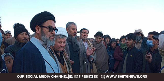 Shia Muslims sit in protest in Quetta against massacre of Hazara Shia coalminers