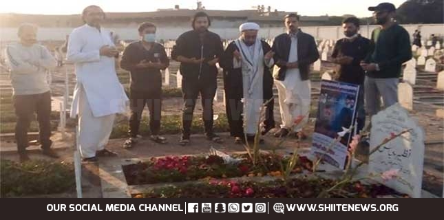 Allama Sadiq Jafari pays homage to Martyr Muzaffar Kirmani at his grave