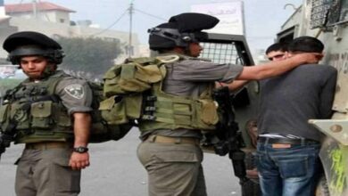 Zionist forces detain three Palestinians in Al-Quds