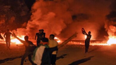 Israeli forces attack anti-blockade protesters at Gaza border fence