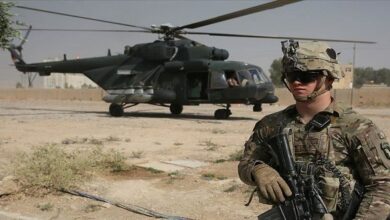An American military base in Al-Omar Oil Field in eastern Syria came under rocket attack yesterday, Rai Al-Youm reported, no party claimed responsibility for the incident. The military base is located in the countryside of Syria's Deir Ez-Zor region, local sources said. Al-Omar is the largest oil field in Syria. Sources reported the sound of four explosions and smoke around the oil field which US forces and international troops use as a base. According to the sources, American drones immediately flew in the skies above the oil field. Prior to the rocket attack, armed groups launched several projectiles at another military base housing American forces. Meanwhile, Rai Al-Youm said the Syrian news agency SANA reported that there had been several explosions inside an American military base in Al-Tanf area in the eastern countryside of Homs.