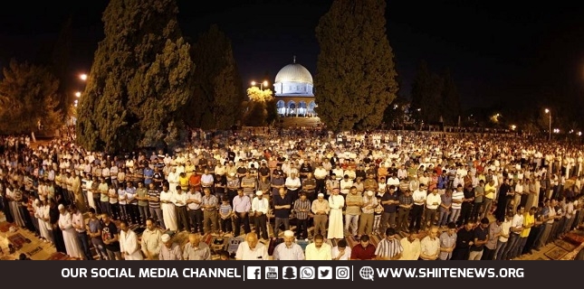 Thousands attend “Great Fajr” prayer in J’lem, W. Bank and Gaza