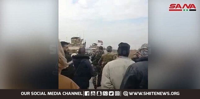 Syrian govt. forces, locals block US military convoys in Hasakah, force them to turn back