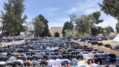 Gazans attend Friday prayer to support Palestinian prisoners