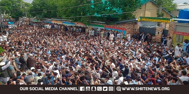 Thousands of people attend funeral prayers of slain Shia school teachers