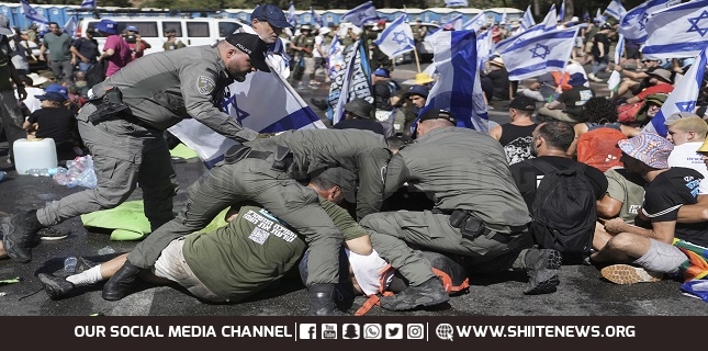Israeli police, anti-regime protesters clash outside Knesset