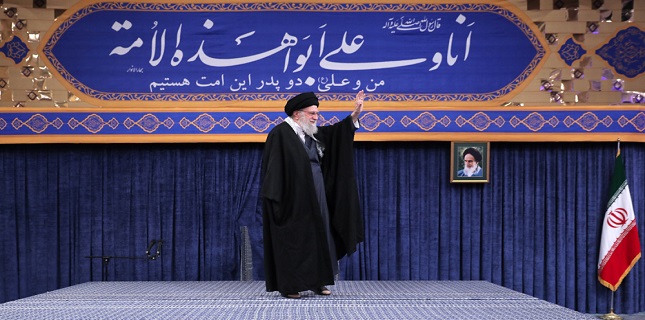 Leader hails bazaaris as most loyal to Islamic Republic, says foes behind currency devaluation