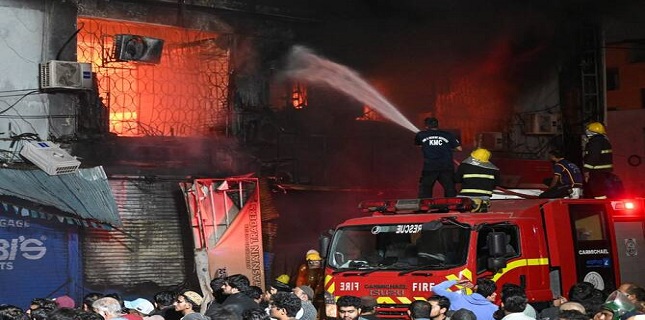 Massive fire kills 6 in Karachi, destroys shopping center