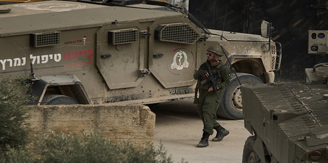 Israeli forces storm Ramallah villages, seize Palestinian homes