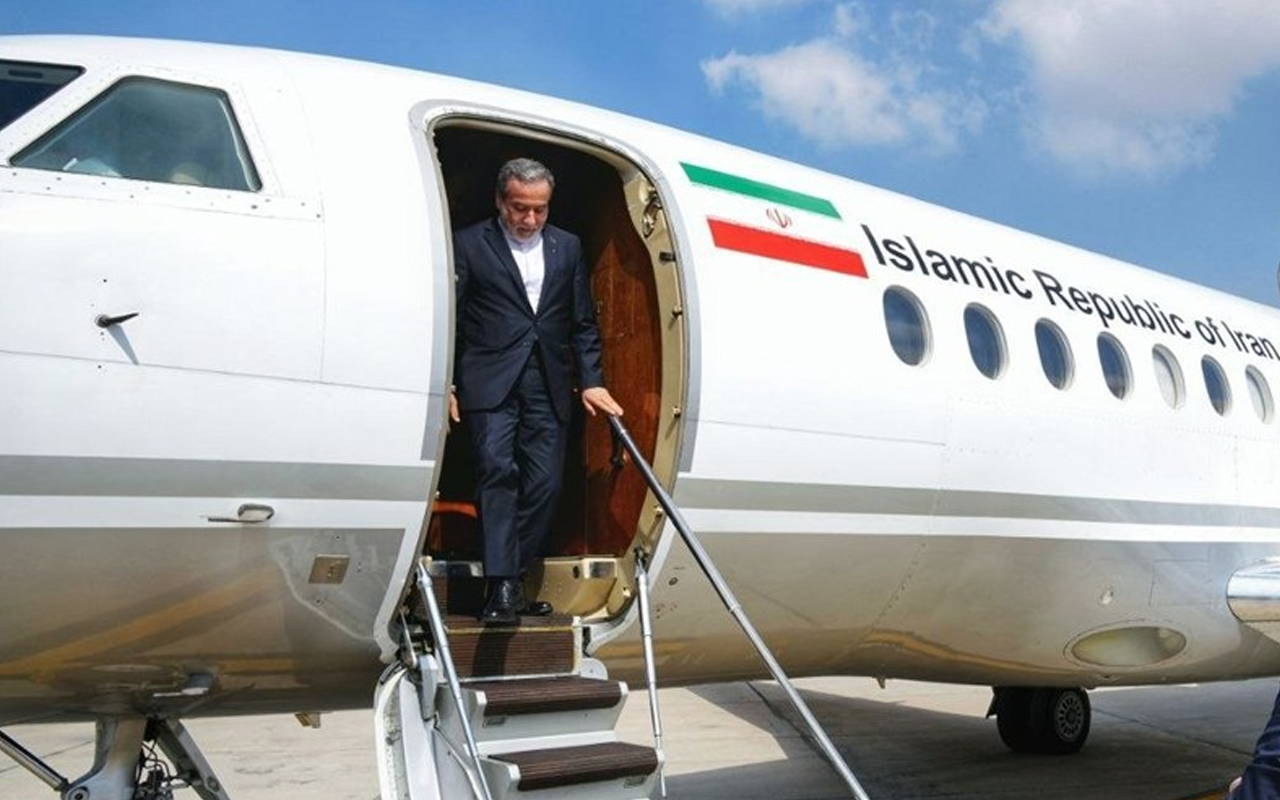 Araghchi Back in Pakistan After Oman Visit for Key Consultations