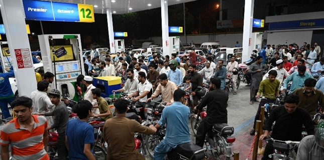 Govt Cuts Petrol Price by Rs12, HSD by Rs13.5 per Litre