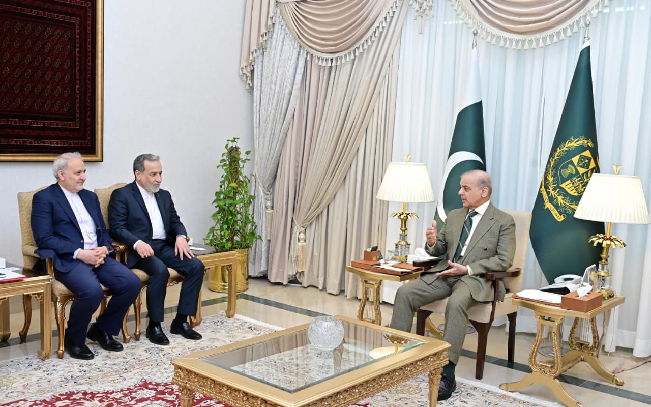 Iran FM Abbas Araghchi Meets PM Shehbaz Sharif Conveys Iran’s Position on US Talks