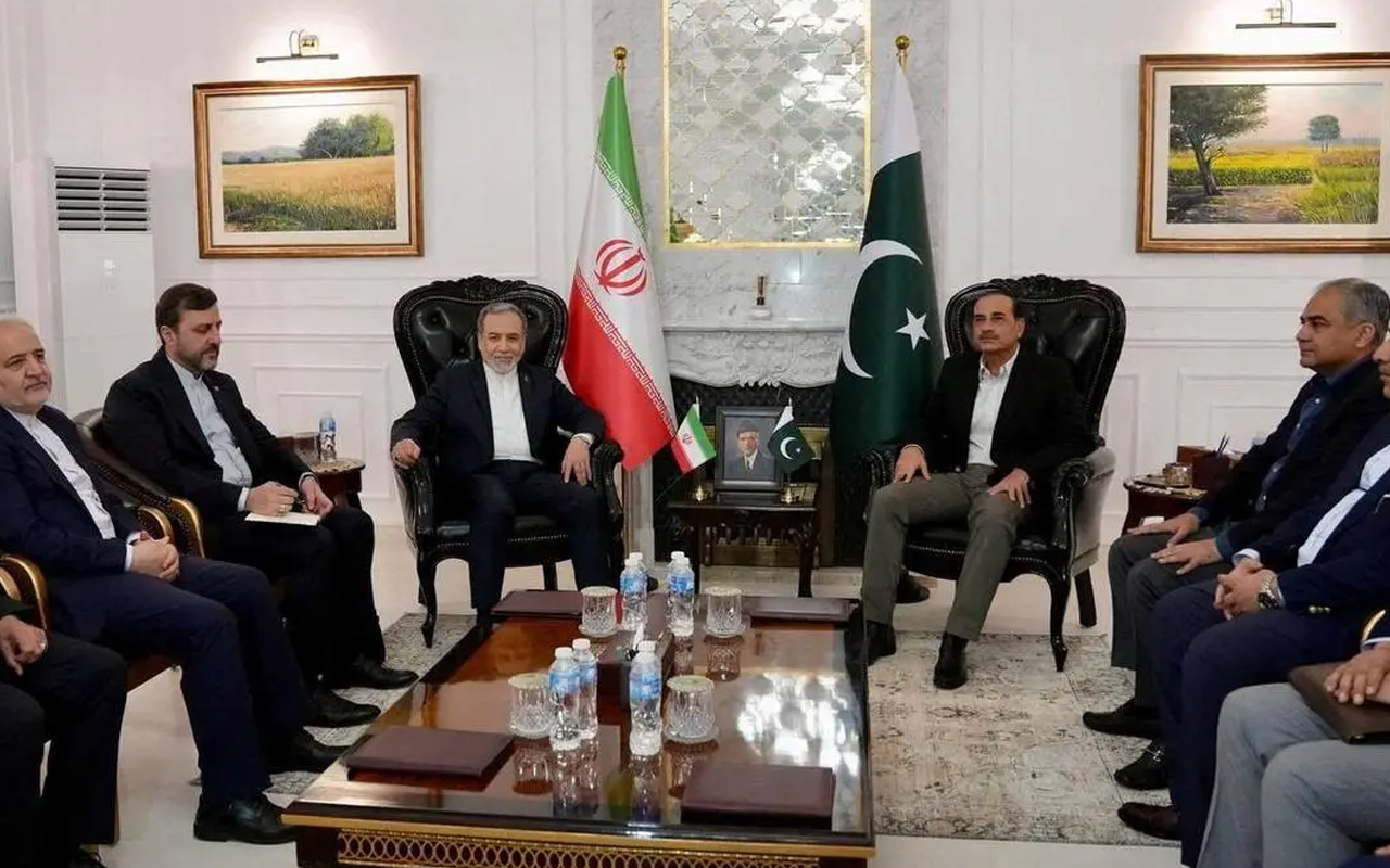 Iran FM Abbas Araghchi Meets Pakistan Army Chief Asim Munir in Islamabad